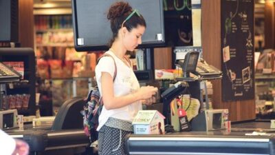 Beren Saat mutfak alışverişinde görüntülendi