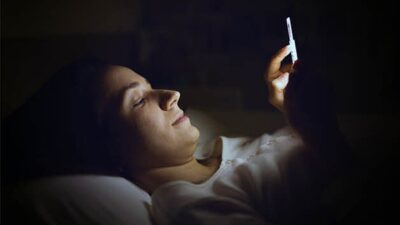 Cep telefonuyla uyumak kanser ve kısırlık nedeni