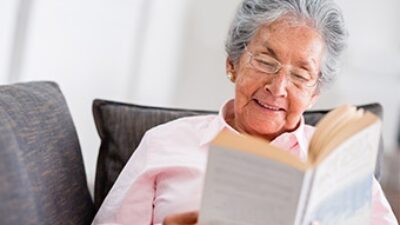 Kitap okumak Alzheimer’ı yavaşlatıyor