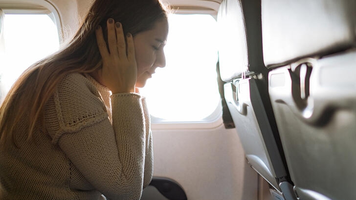 Kulaklarda tıkanıklık varsa uçak yolculuğu tehlikeli olabilir
