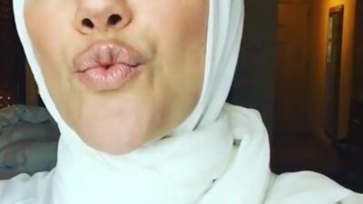 Meryem Uzerli başörtüsü taktı
