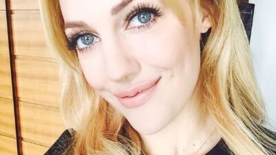 Meryem Uzerli sevgilisinin kucağında poz verdi