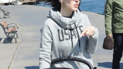 Nur Fettahoğlu kızı Elisa Güzin ile yürüyüşte