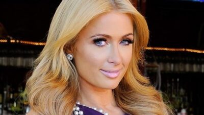 Paris Hilton yüzüne altın maske yaptırdı