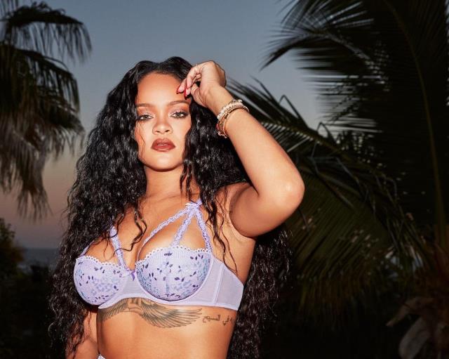 Rihanna'nın üstsüz fotoğrafı sosyal medyayı salladı