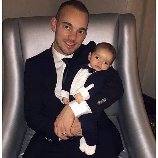 Sneijder'in oğlu Xess Xava annesiyle poz verdi